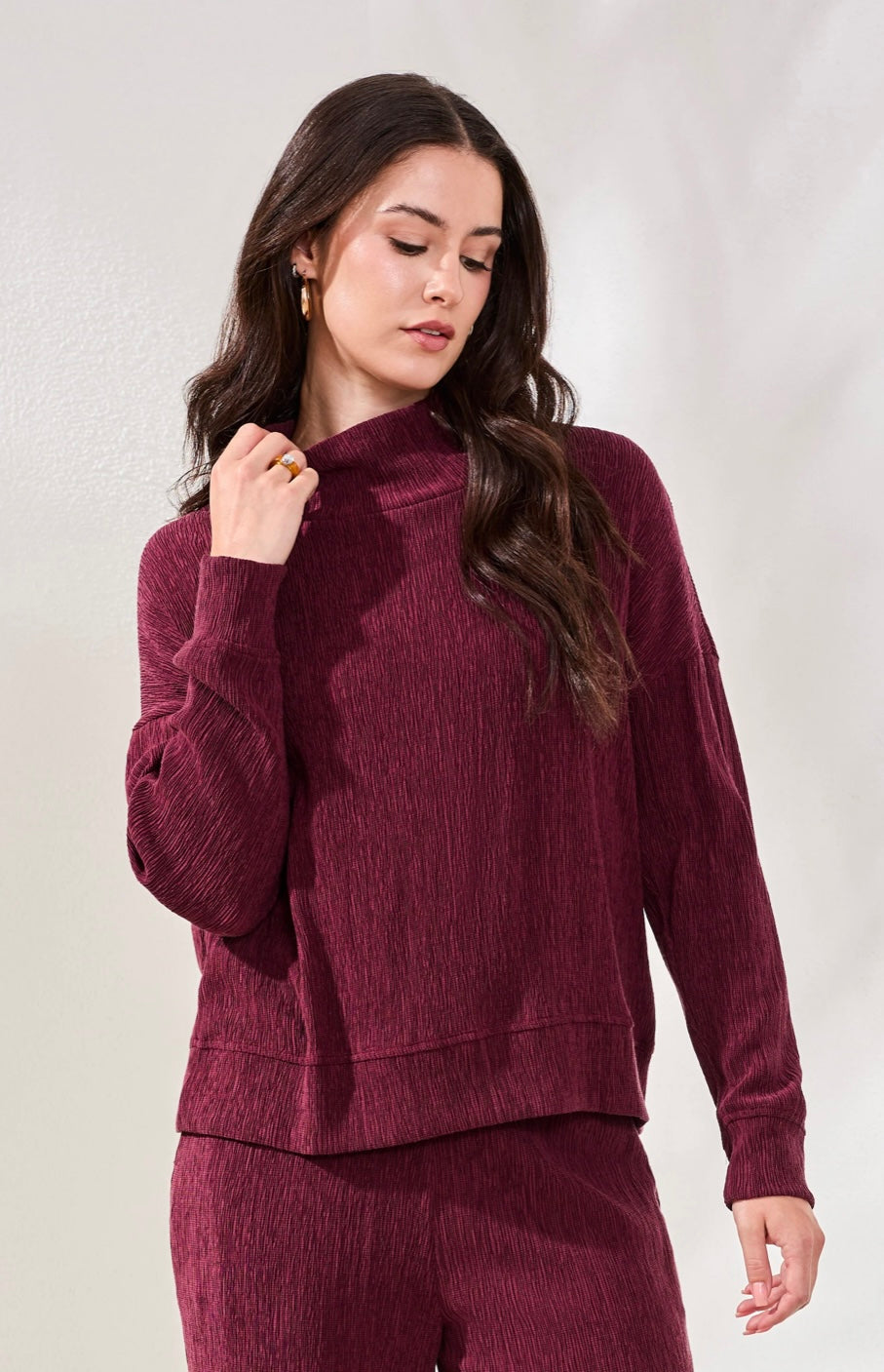 TWO-TONE CRINKLE DROP SHOULDER MOCK NECK TOP