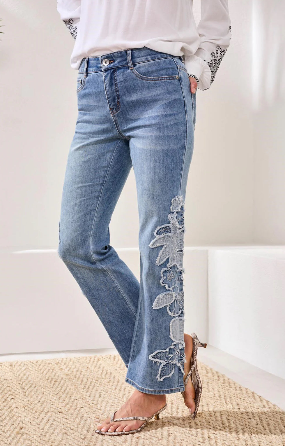 JEANS EMBROIDERED SOPHIA CURVY HUGGING WIDE LEG